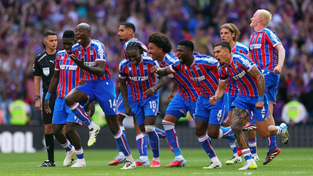 Jogadores do Crystal Palace comemoram título inédito