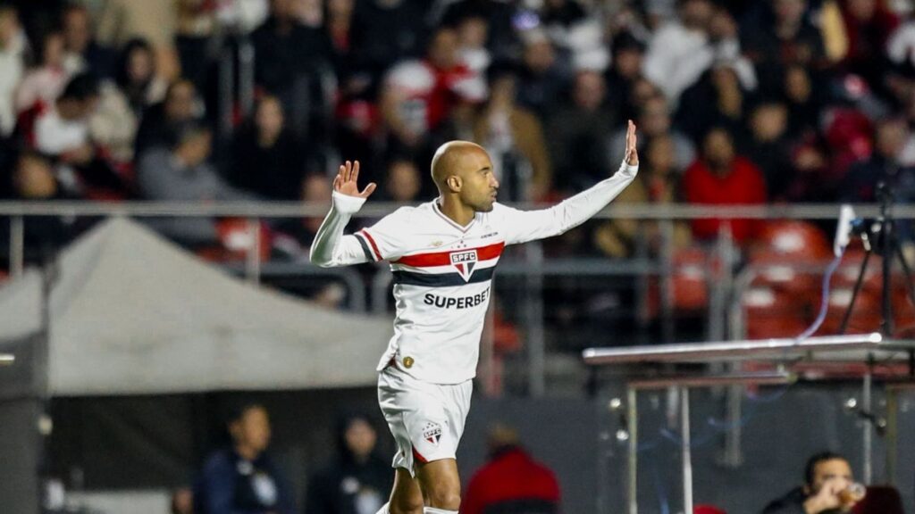 Lucas Moura em campo pelo São Paulo