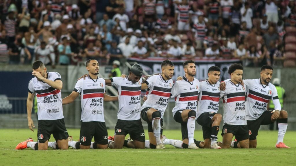 Jogadores do Santa Cruz durante disputa de pênaltis na Série D