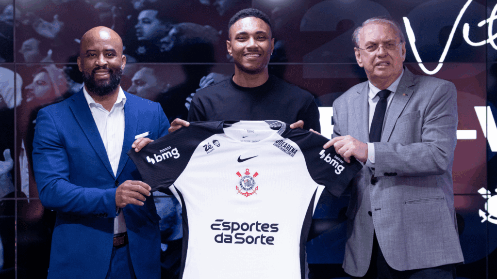 Atacante Vitinho foi oficializado pelo Corinthians