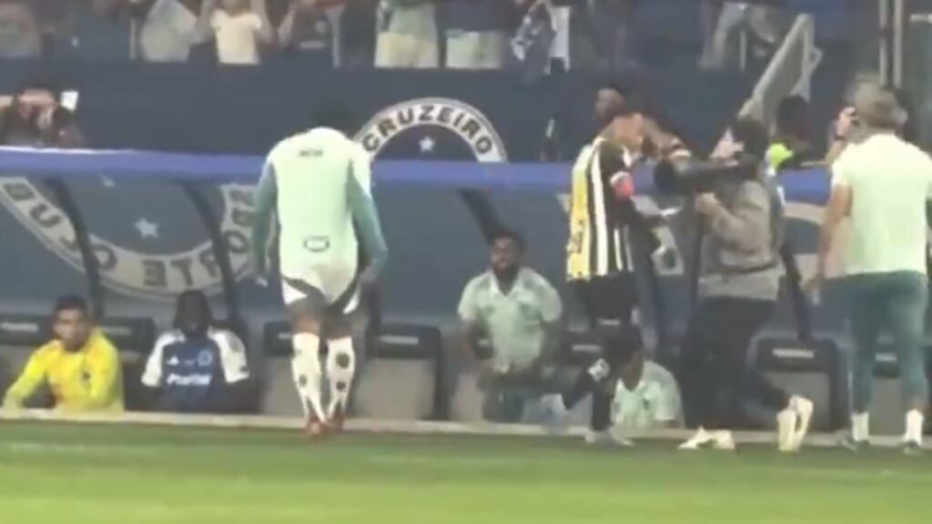 Neymar esbarrou em fotógrafo após cumprimentar Gabigol (Foto: Reprodução)