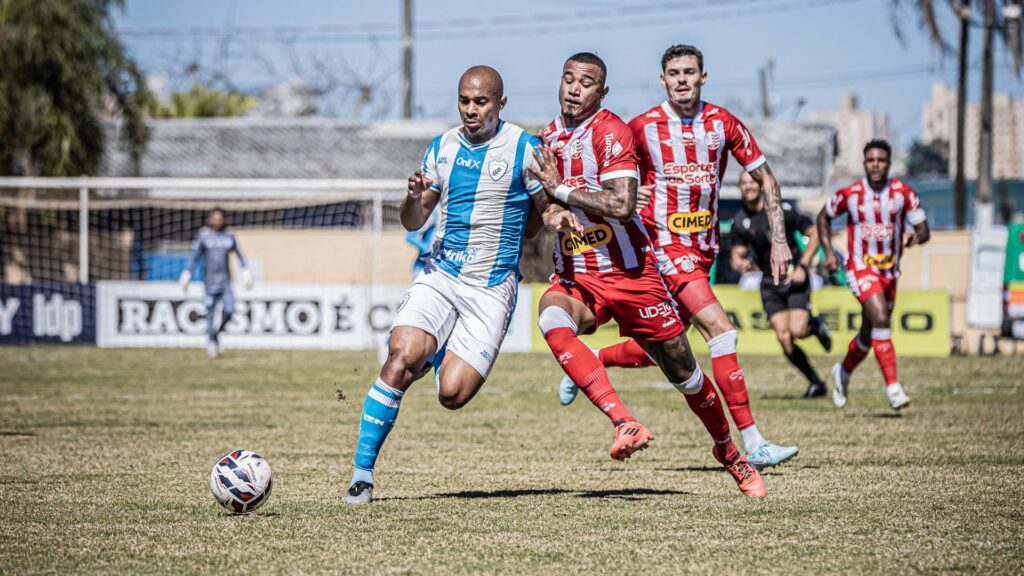 Náutico venceu o Londrina e é o atual vice-líder da Série C (Foto: Reprodução)