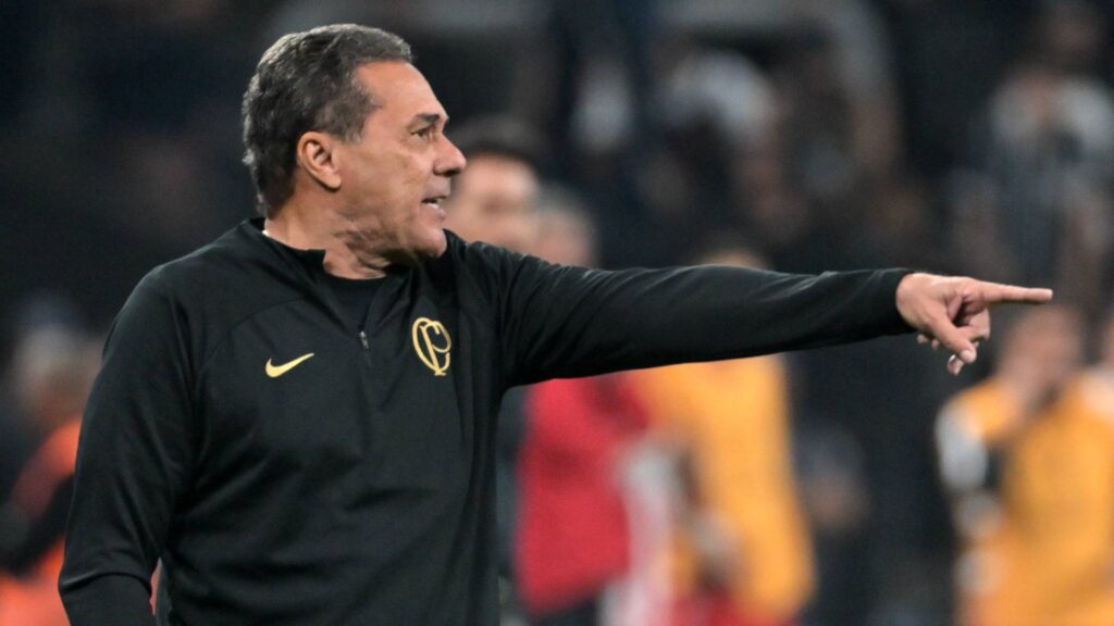 Luxemburgo no comando do Corinthians em 2023. Foto: NELSON ALMEIDA / AFP