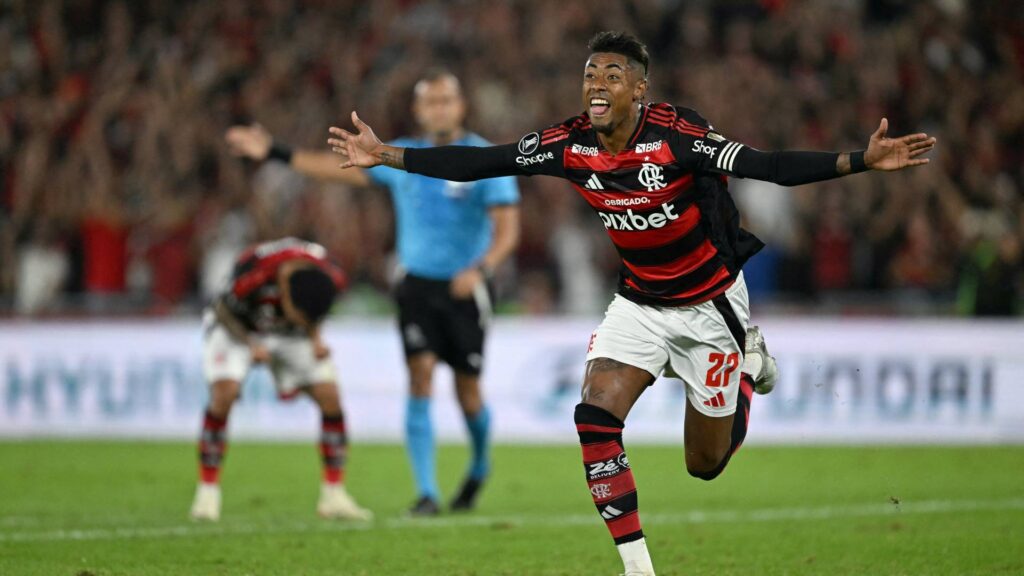 Bruno Henrique marcou de cabeça o gol da vitória do Flamengo. Foto: Mauro PIMENTEL / AFP