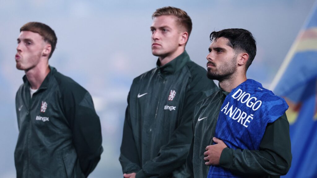 Pedro Neto, do Chelsea, com camisa em homenagem a Diogo Jota e André Silva. Foto: Franck Fife/AFP