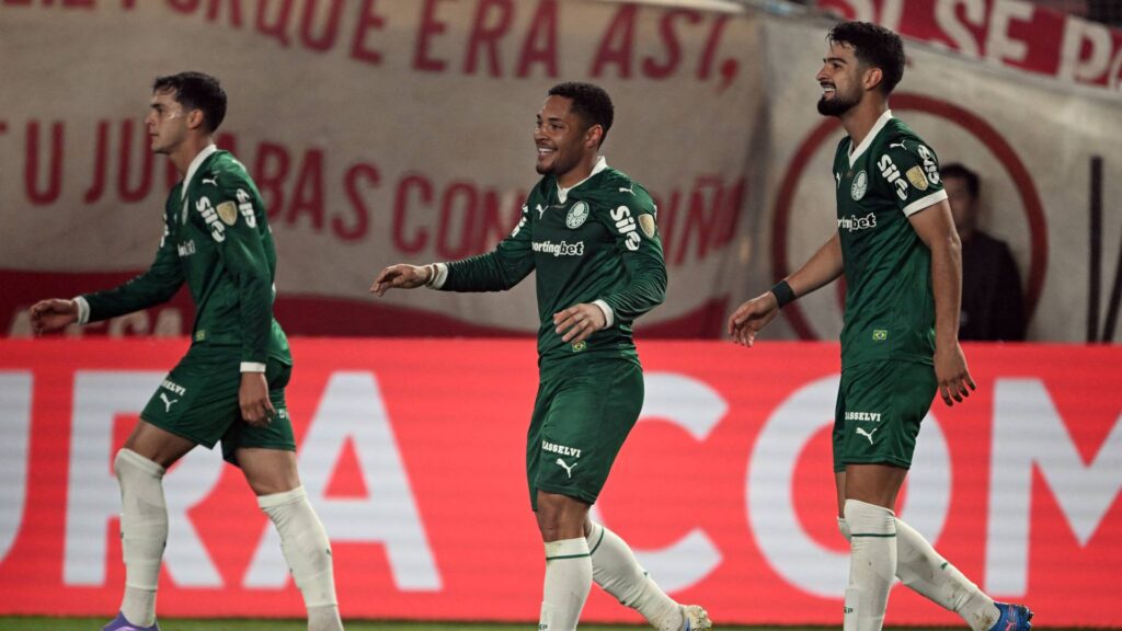 Flaco López e Vitor Roque foram os destaques do Palmeiras no jogo. Foto: ERNESTO BENAVIDES / AFP