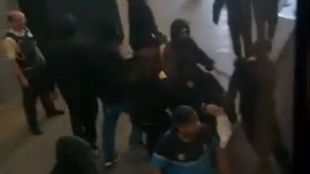 Delegação do Grêmio foi atacada em aeroporto de Porto Alegre (Foto: Reprodução)