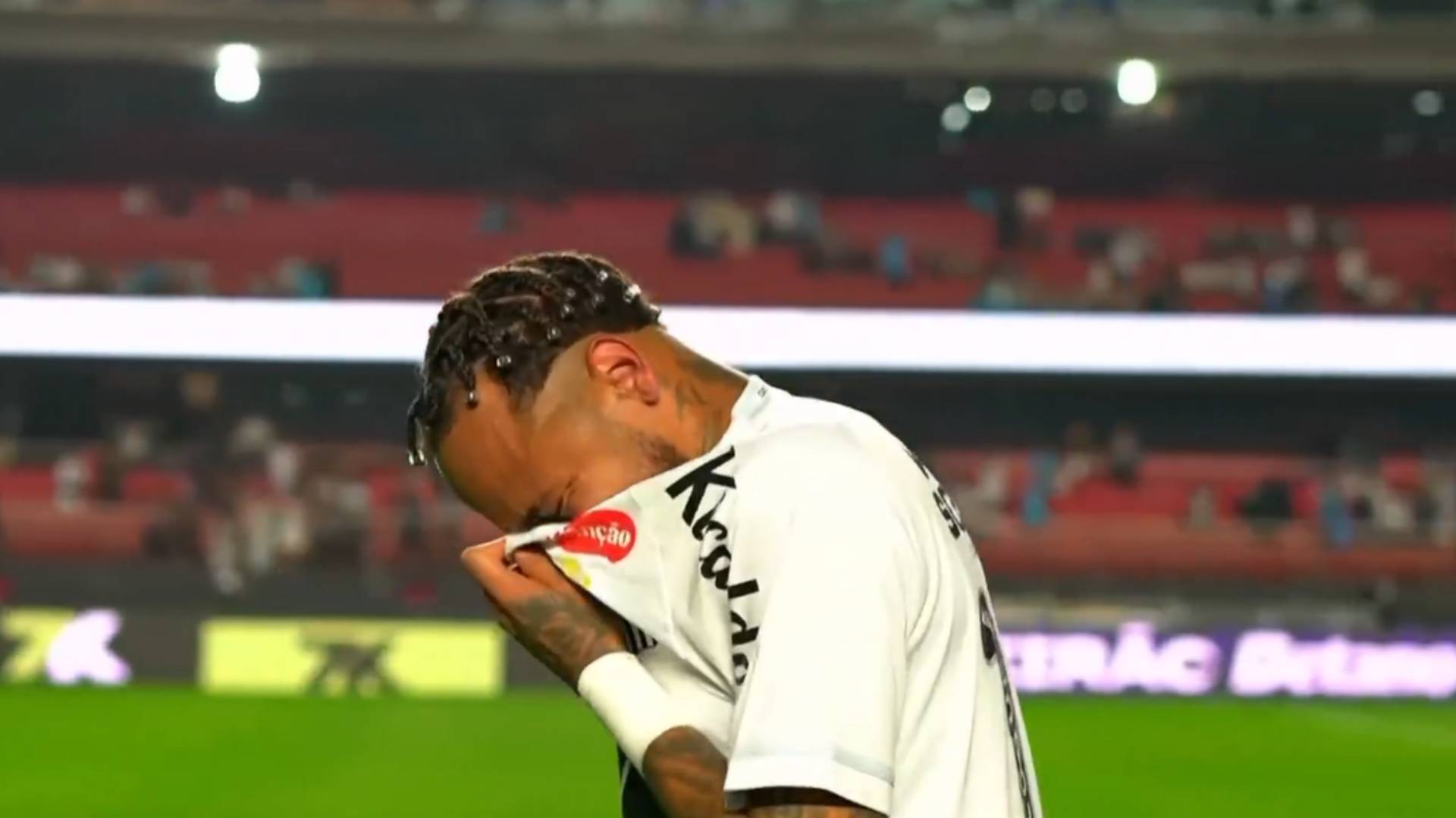 Neymar aos pratos após goleada de 6x0 para o Vasco. Foto: Reprodução/TV Globo