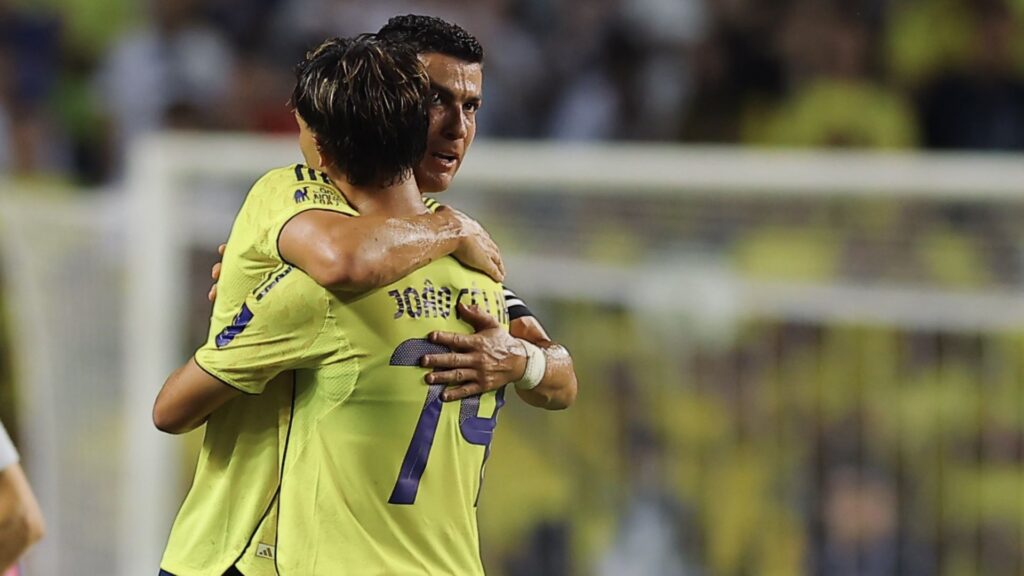 Cristiano Ronaldo abraça João Félix durante vitória. Foto: Reprodução/Al-Nassr