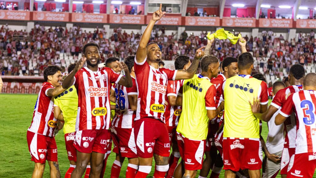 Jogadores do Náutico comemoram classificação na Série C