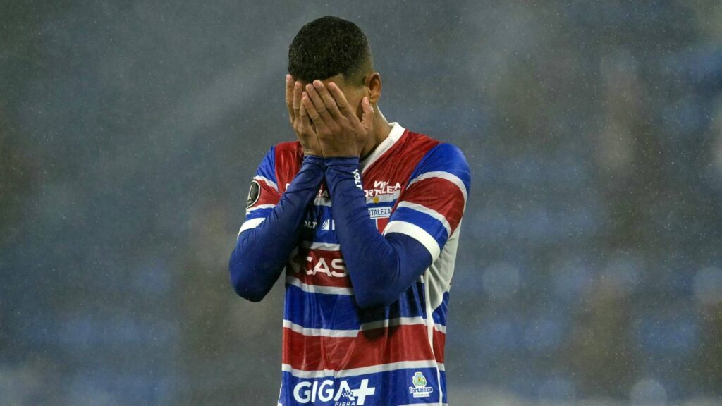 O Fortaleza não conseguiu segurar a pressão do Vélez. Foto: JUAN MABROMATA / AFP