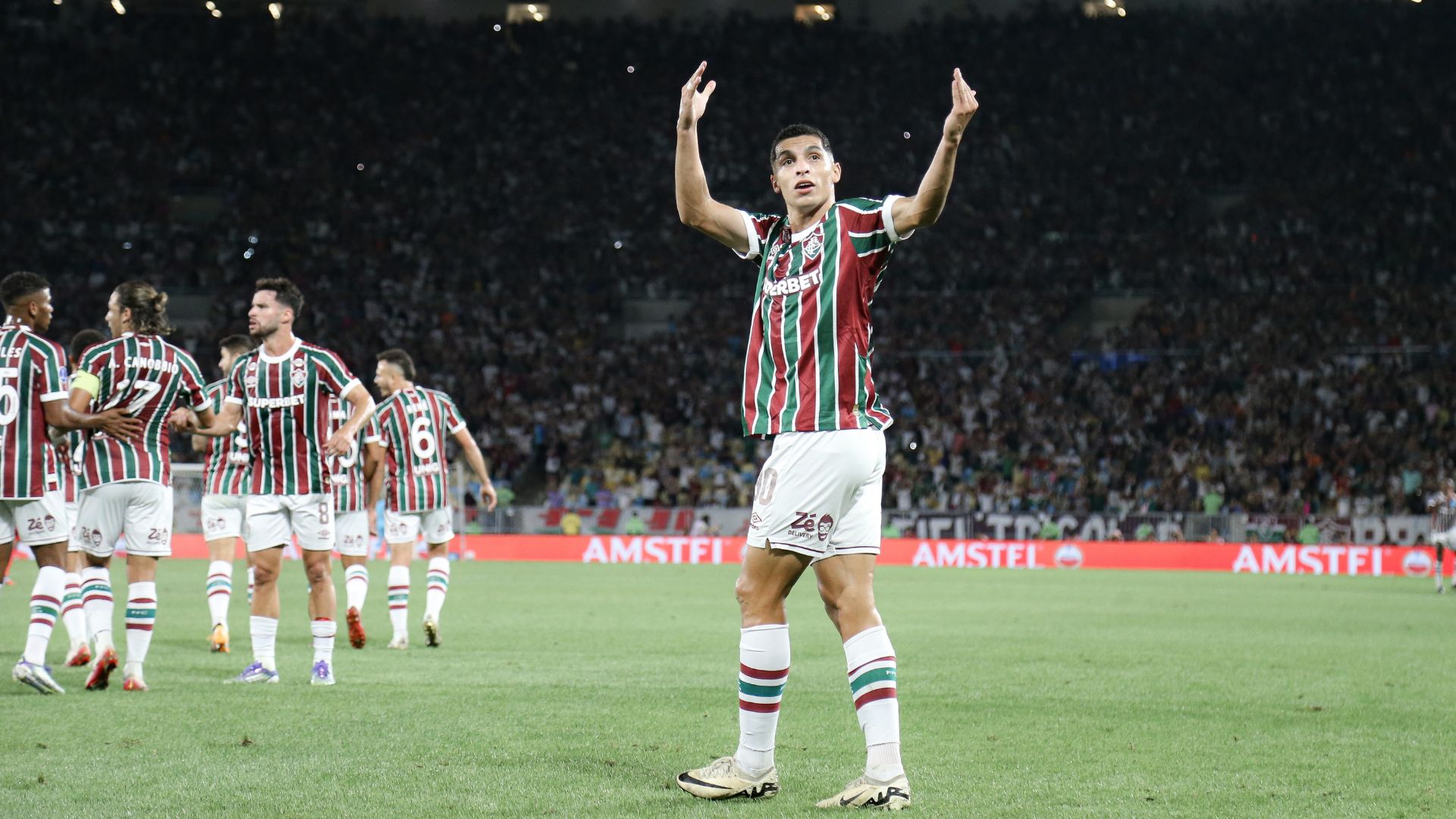 Serna comemora primeiro gol do Fluminense.