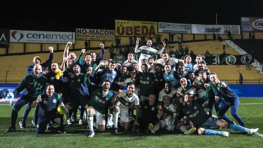 Elenco do Coritiba comemora vitória na Série B