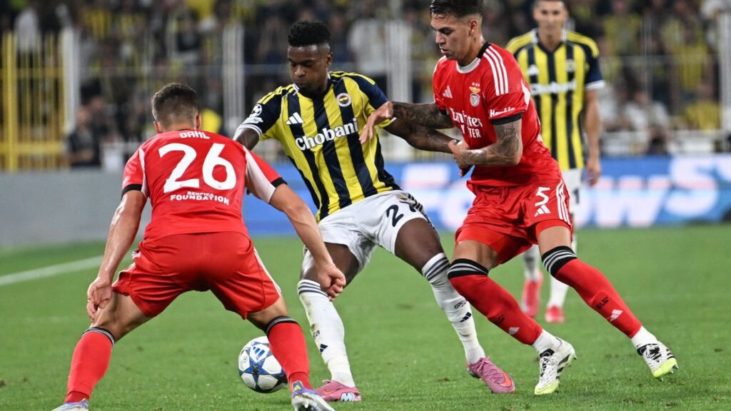 Fenerbahçe e Benfica ficaram no empate pelos playoffs da Champions (Foto: Ozan Kose/AFP)