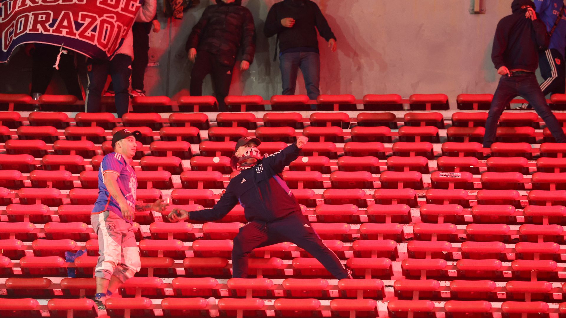 Briga entre torcedores do Independiente e da La U