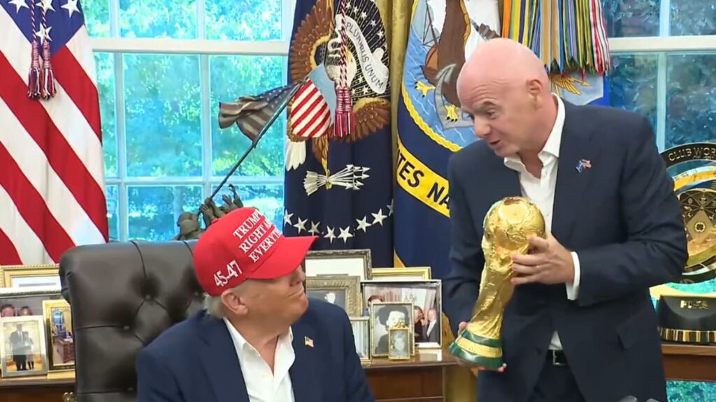 Presidentes do Estados Unidos e da Fifa com a taça da Copa do Mundo