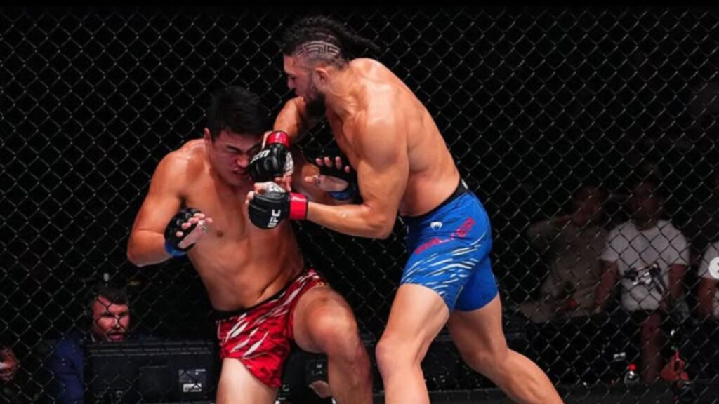 Johnny Walker durante luta principal do UFC Xangai