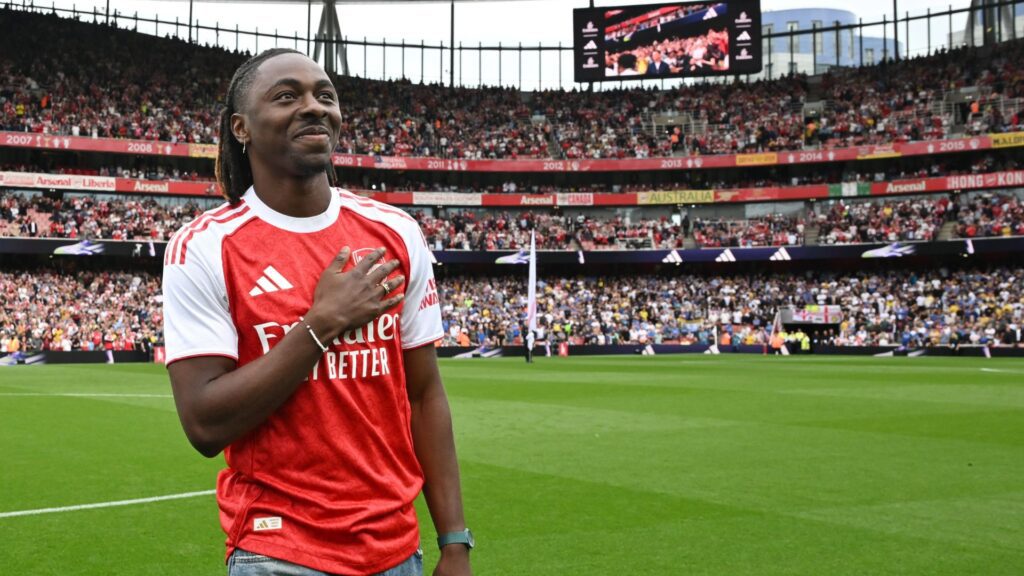 Eze durante apresentação antes de jogo do Arsenal