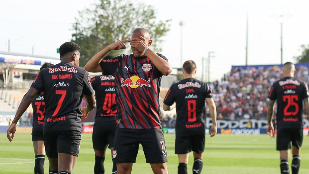 Jhon Jhon comemora gol do Bragantino
