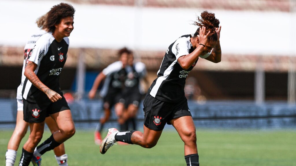 Jogadoras do Corinthians comemoram gol na semifinal do Brasileirão Feminino