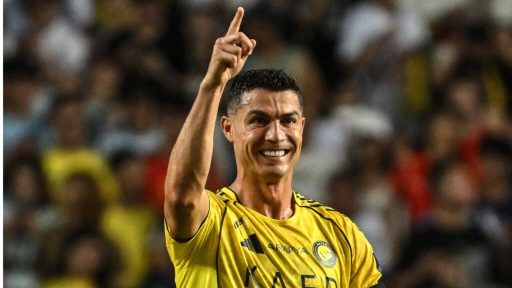 Cristiano Ronaldo comemora gol de número 100 do Al-Nassr