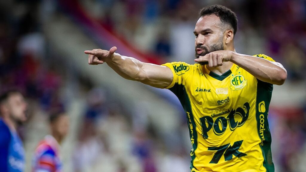 Edson Carioca comemora gol do Mirassol