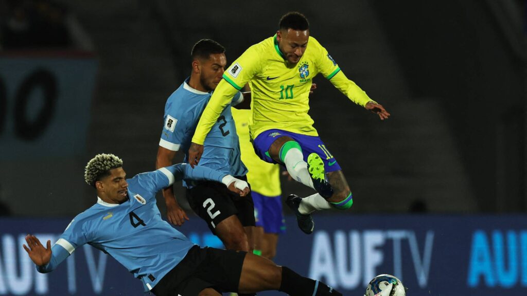 Apesar da sequência, Neymar voltou a sentir problemas físicos. Foto: PABLO PORCIUNCULA / AFP