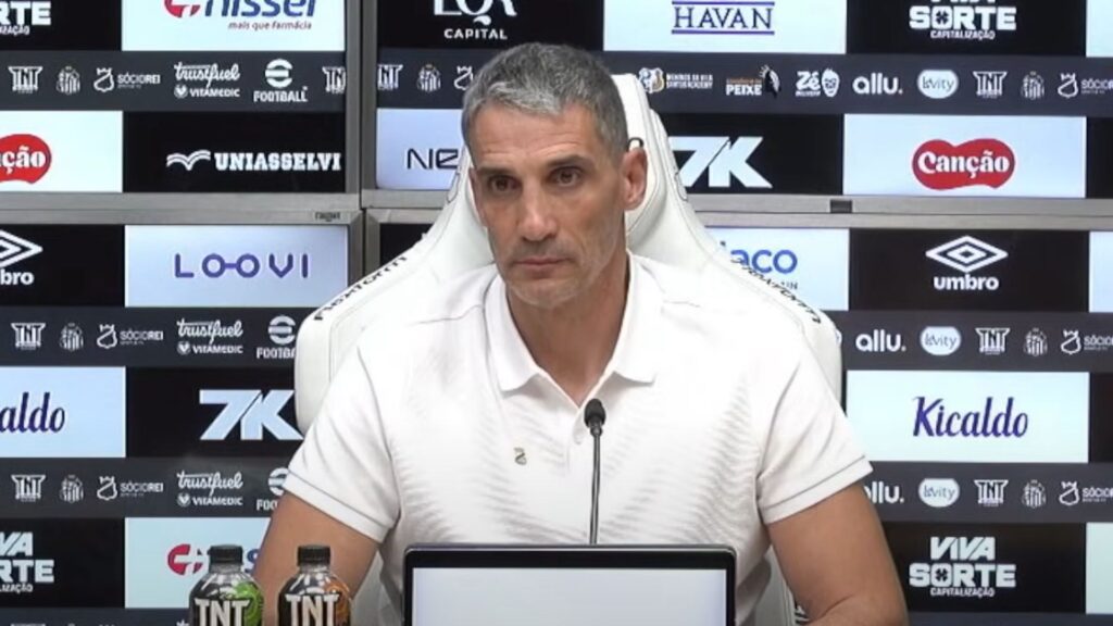 Juan Pablo Vojvoda, técnico do Santos.
