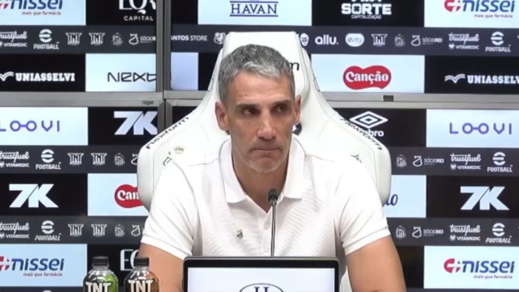 Vojvoda durante apresentação do Santos