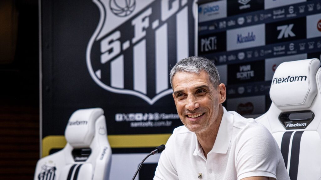 Vojvoda durante apresentação no Santos