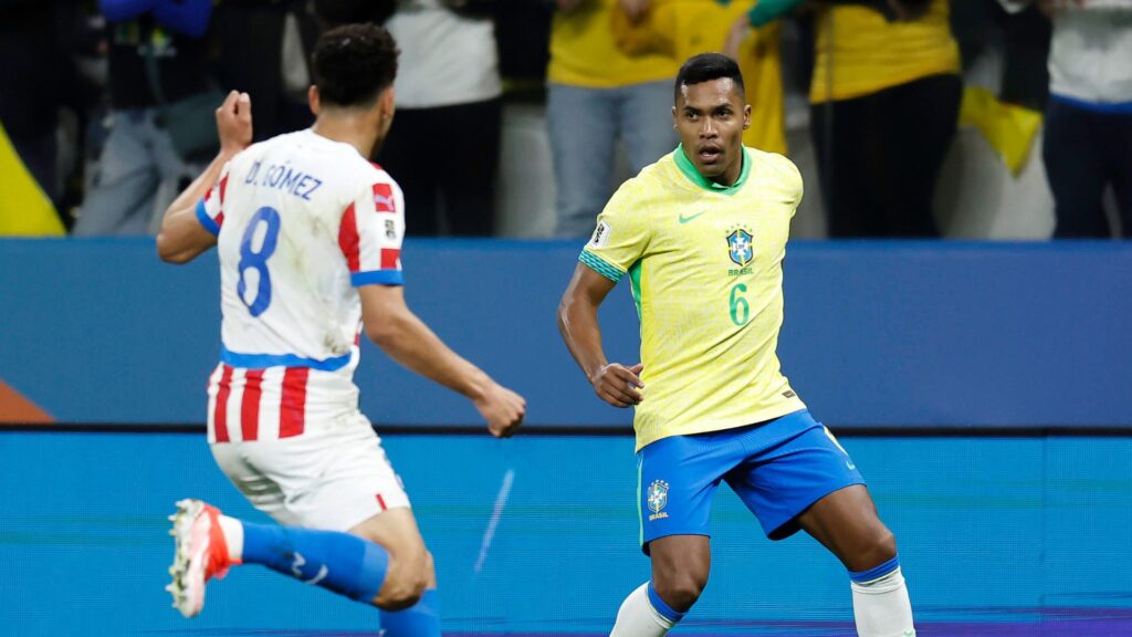 Alex Sandro durante partida contra o Paraguai