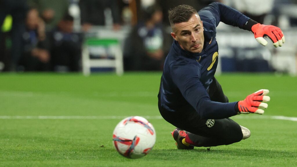 Iñaki Peña, goleiro do Barcelona (Foto: Pierre-Philippe Marcou/AFP)
