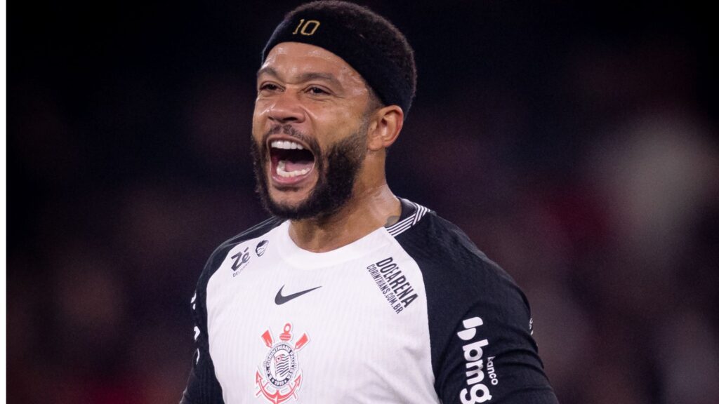 Memphis Depay durante partida na Ligga Arena