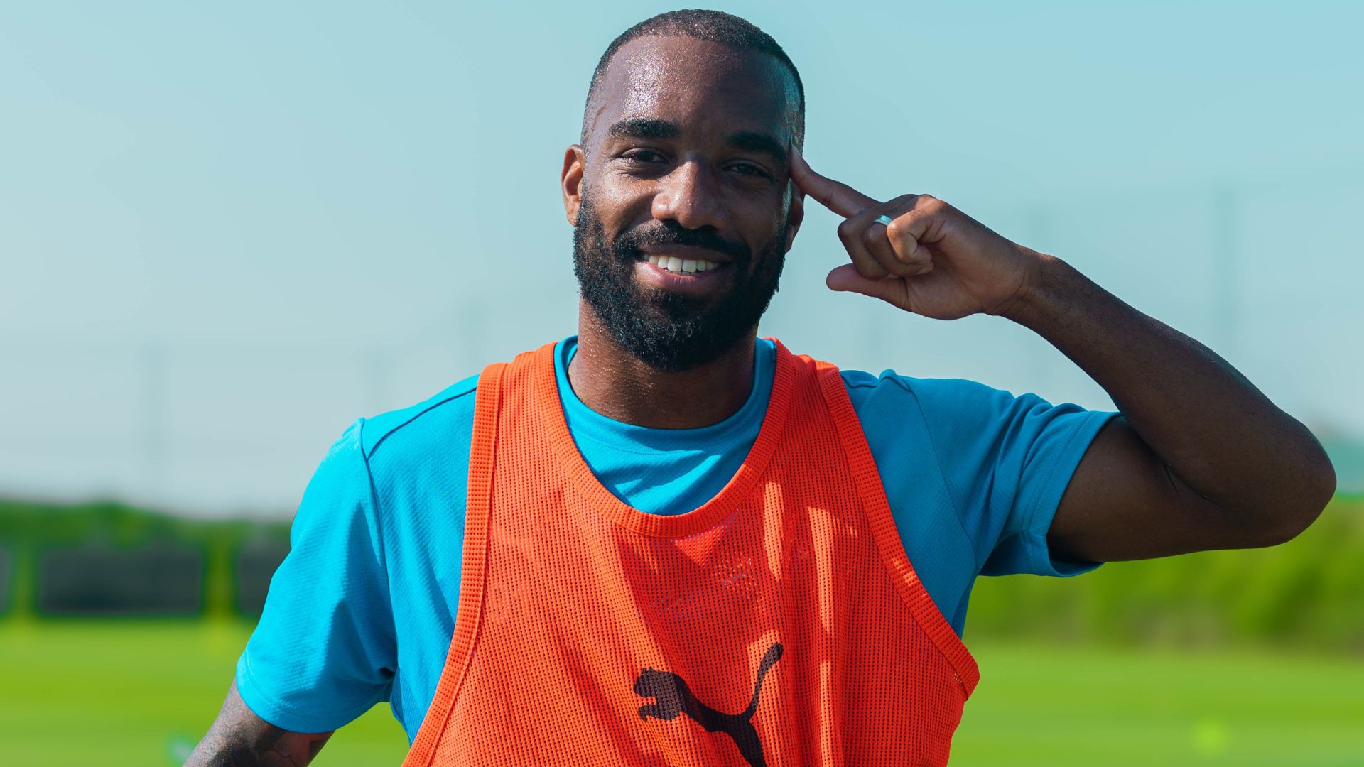 Lacazette é grande nome do Neom