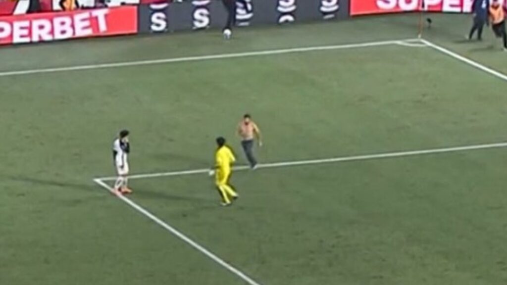 Torcedor agrediu Hugo Souza durante Athletico x Corinthians