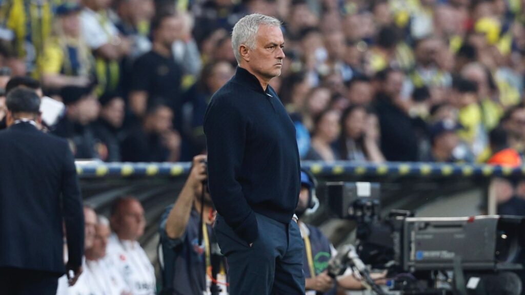 Mourinho deixou o comando do Fenerbahçe (Foto: Reprodução)