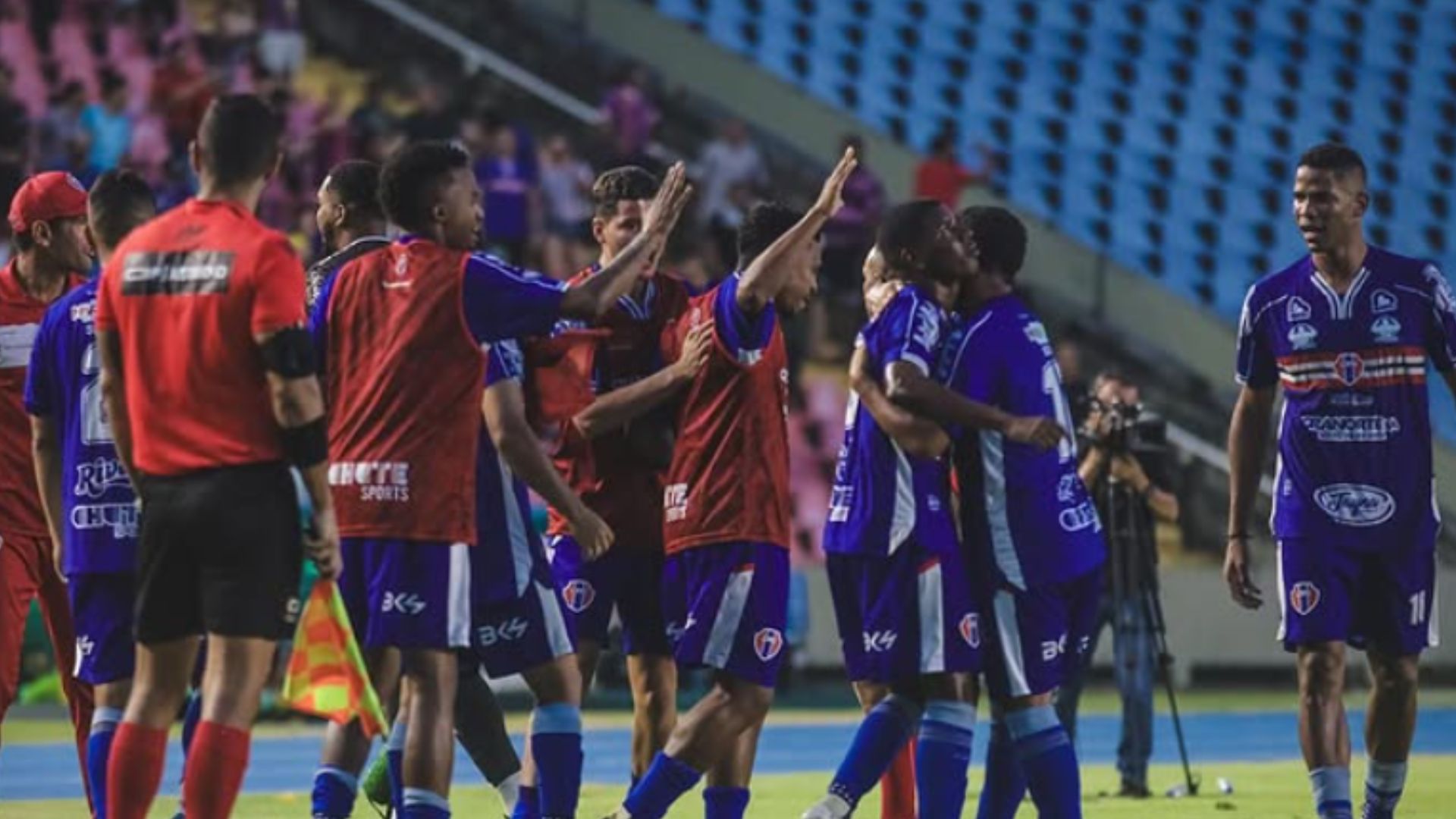Jogadores do Maranhão comemoram no Castelão