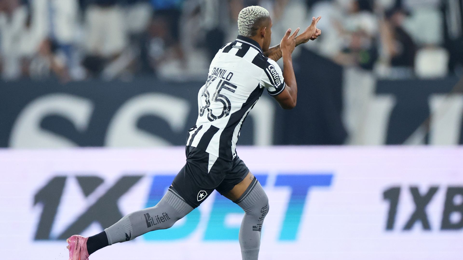 Danilo comemora gol pelo Botafogo