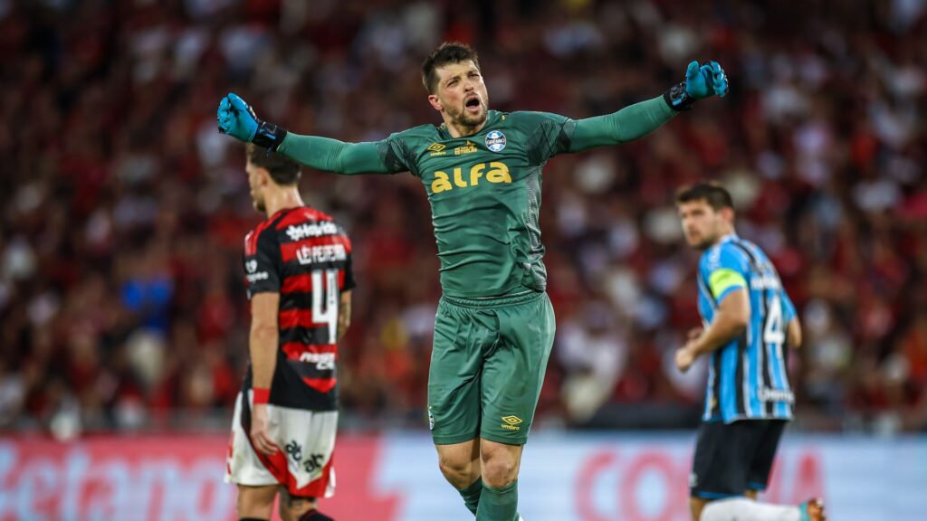 Tiago Volpi, goleiro do Grêmio.
