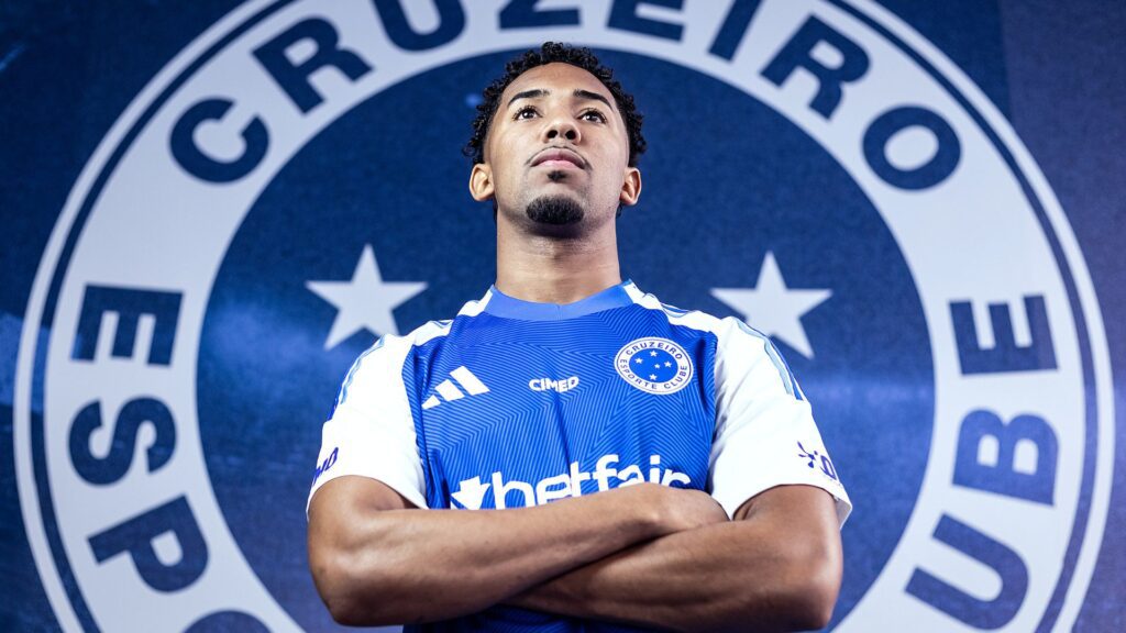 Ryan Guilherme com a camisa do Cruzeiro