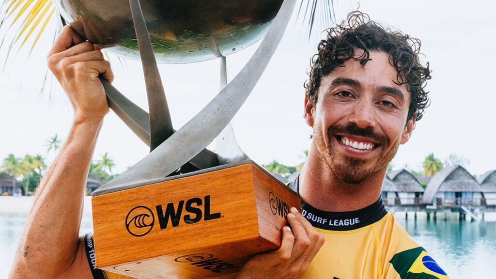 Brasileiro Yago Dora com troféu da WSL