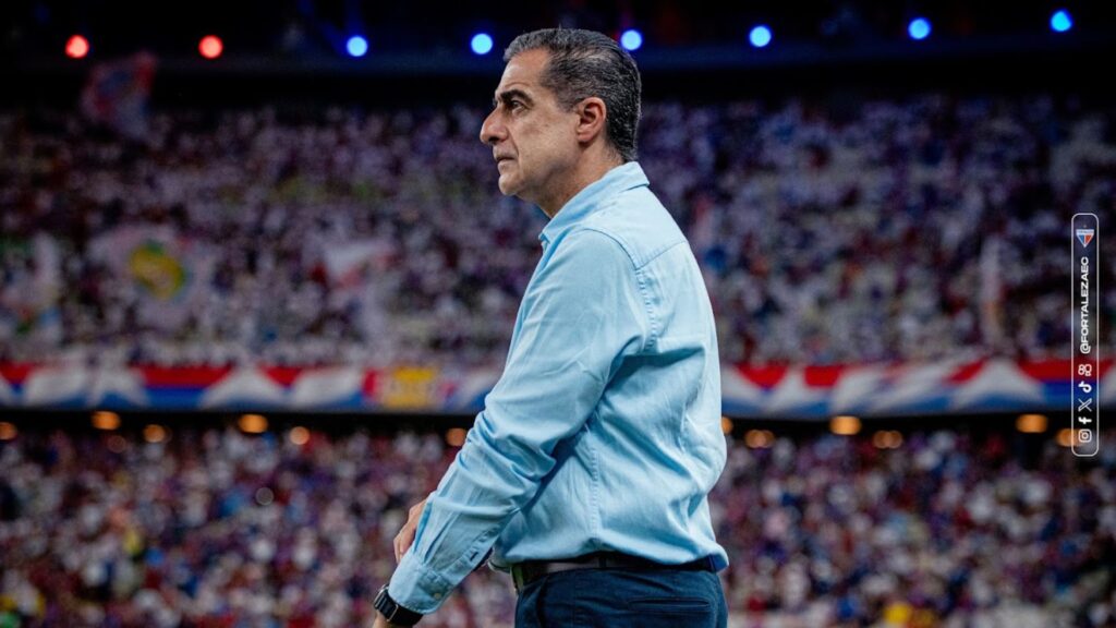 Renato Paiva em jogo do Fortaleza.